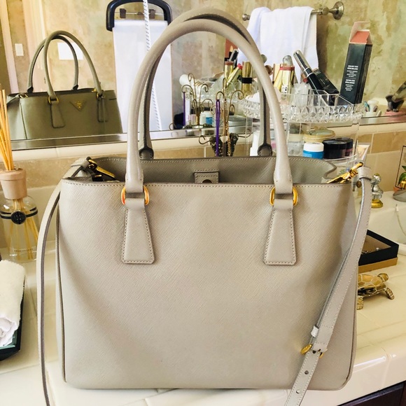 PRADA- Lux light grey BN1784 Single zip Saffiano - Picture 2 of 8